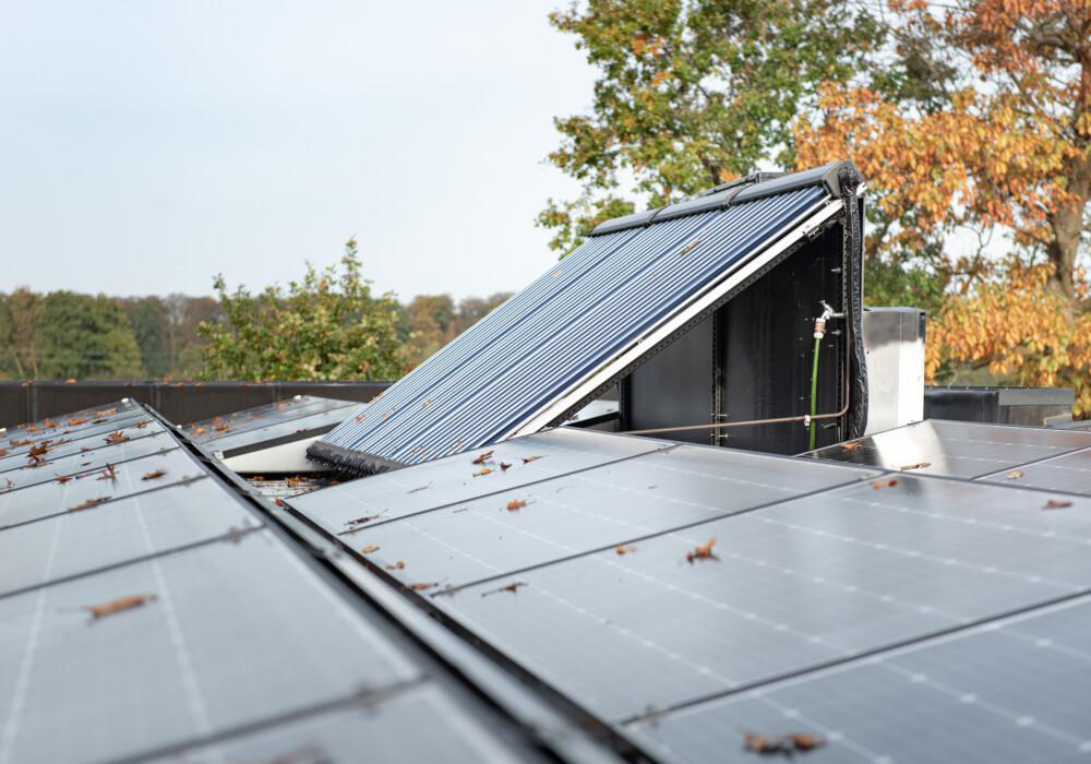 Zonnepanelen en zonnecollectoren op dak